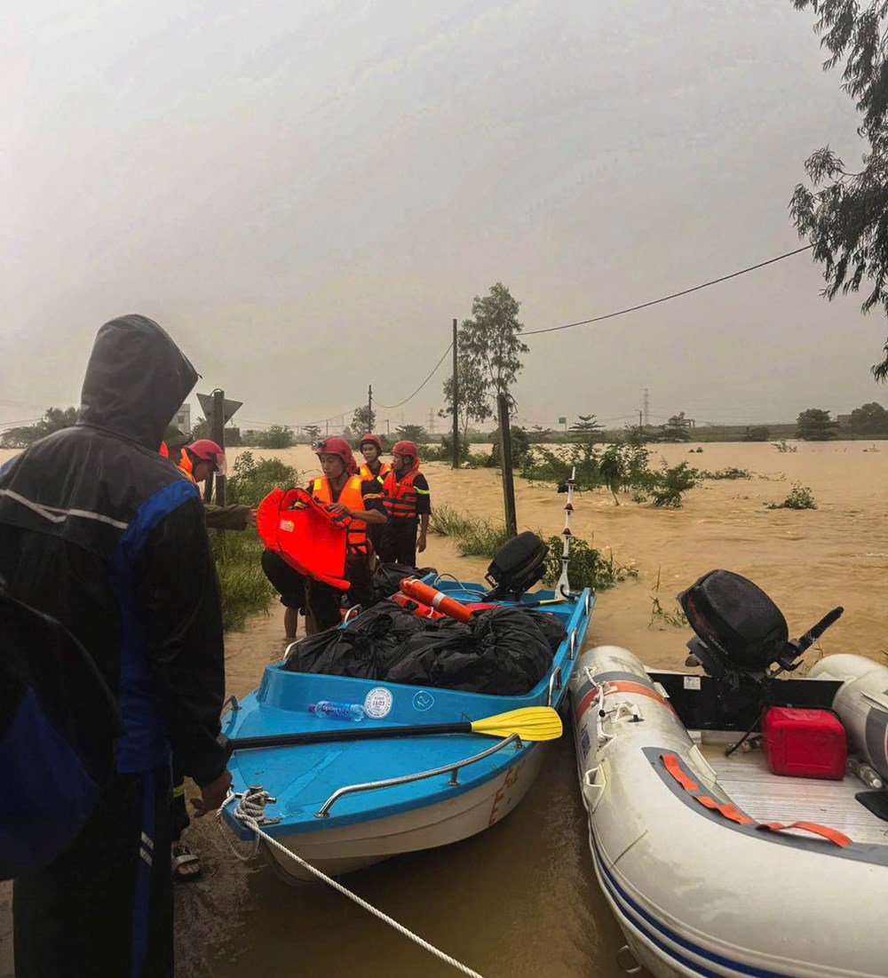 Chung tay hỗ trợ người dân vùng lũ - ảnh 3