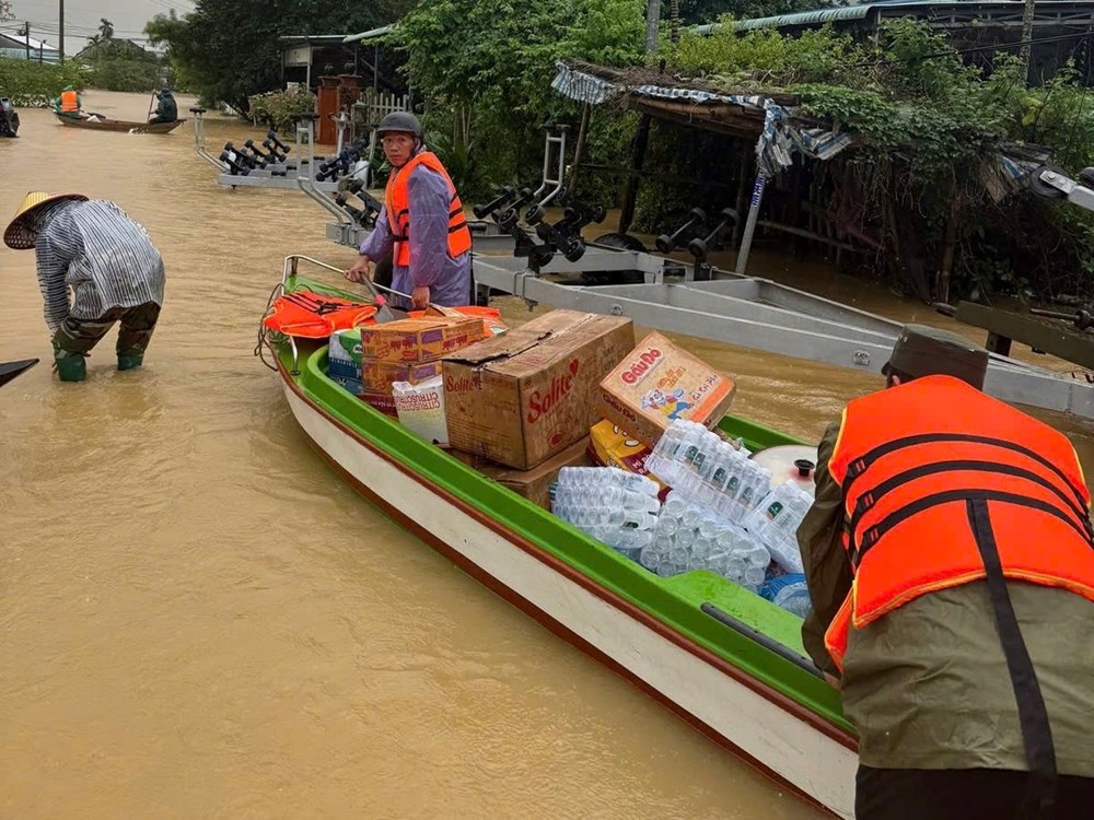 Chung tay hỗ trợ người dân vùng lũ - ảnh 5