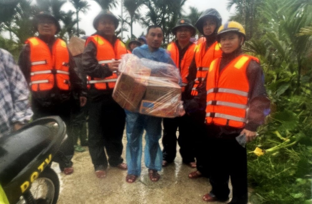 Đưa máy bay không người lái cứu trợ người dân bị cô lập do mưa lũ - ảnh 2