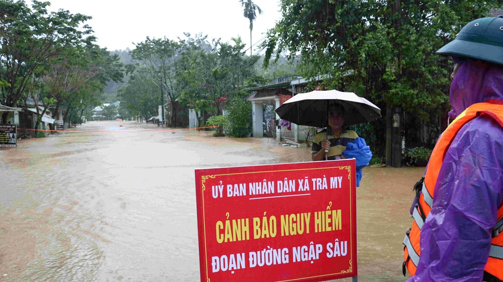 Đưa máy bay không người lái cứu trợ người dân bị cô lập do mưa lũ - ảnh 4