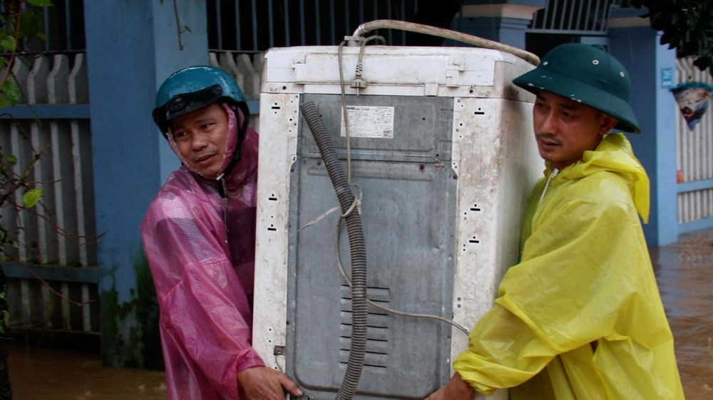 Đưa máy bay không người lái cứu trợ người dân bị cô lập do mưa lũ - ảnh 6