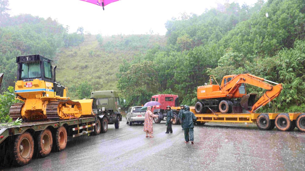 Công binh Khu 5 mở đường giữa mưa lũ, tiếp cận vùng cô lập  - ảnh 2