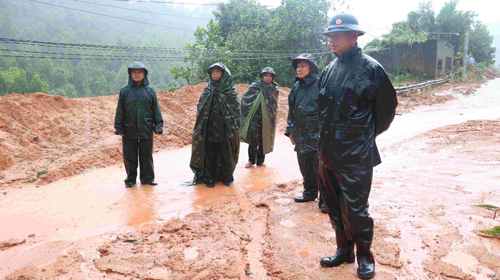 Công binh Khu 5 mở đường giữa mưa lũ, tiếp cận vùng cô lập  - ảnh 3