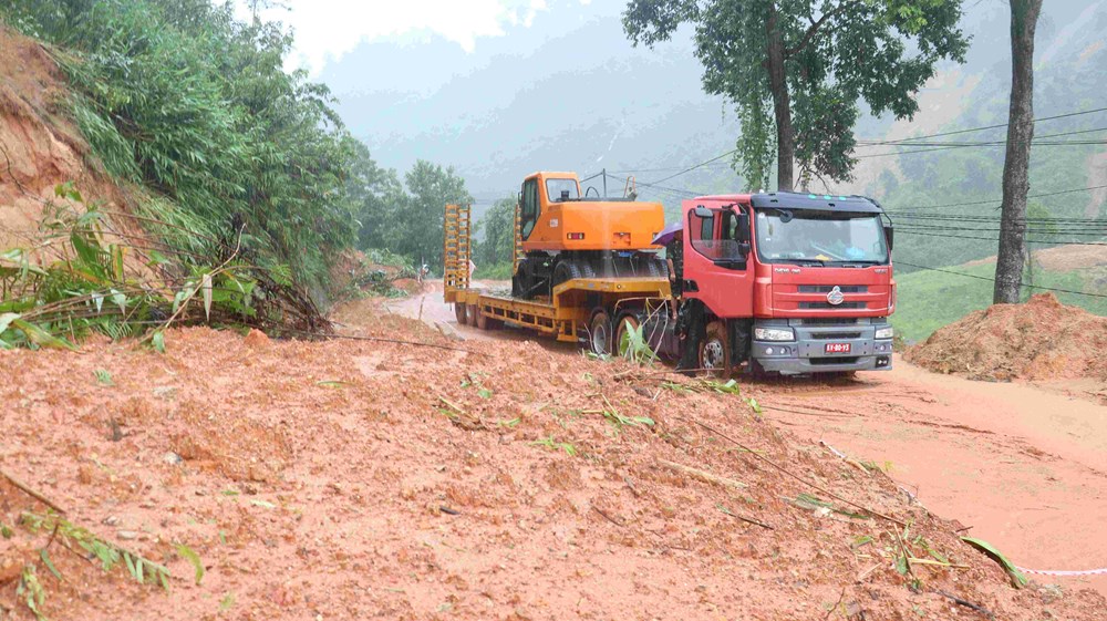 Công binh Khu 5 mở đường giữa mưa lũ, tiếp cận vùng cô lập  - ảnh 5
