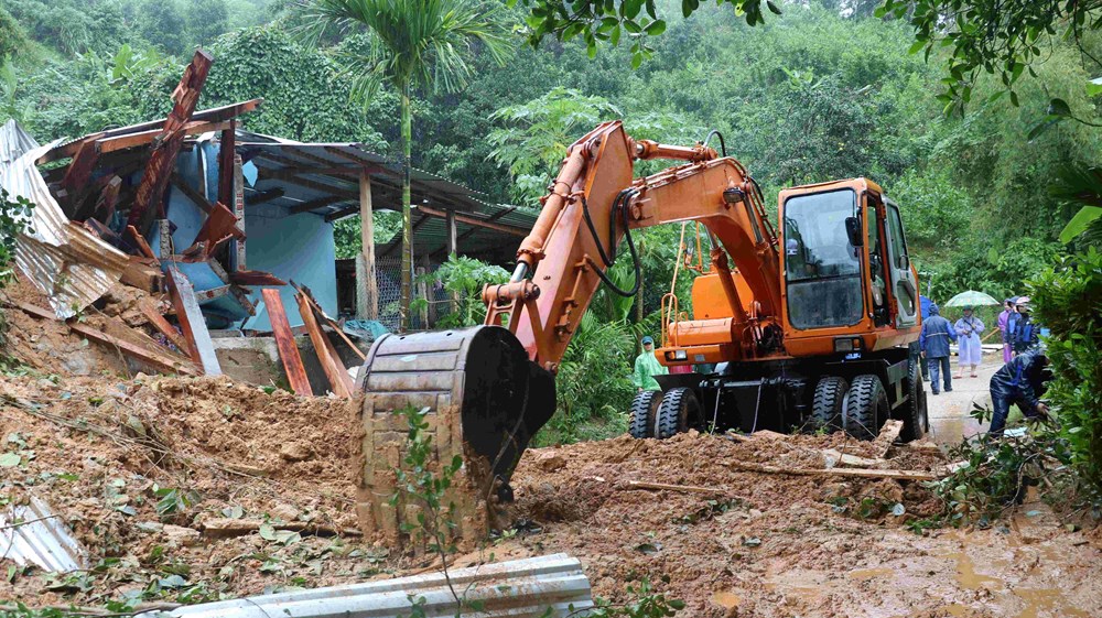 Công binh Khu 5 mở đường giữa mưa lũ, tiếp cận vùng cô lập  - ảnh 7