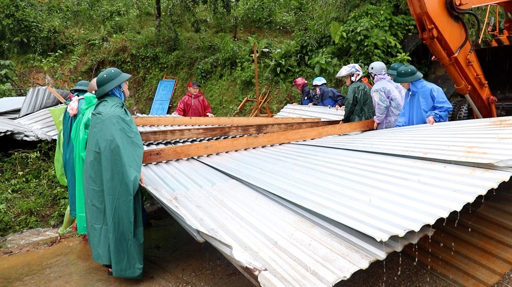 Công binh Khu 5 mở đường giữa mưa lũ, tiếp cận vùng cô lập  - ảnh 9