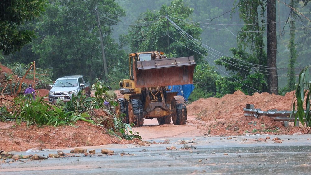 Công binh Khu 5 mở đường giữa mưa lũ, tiếp cận vùng cô lập  - ảnh 10
