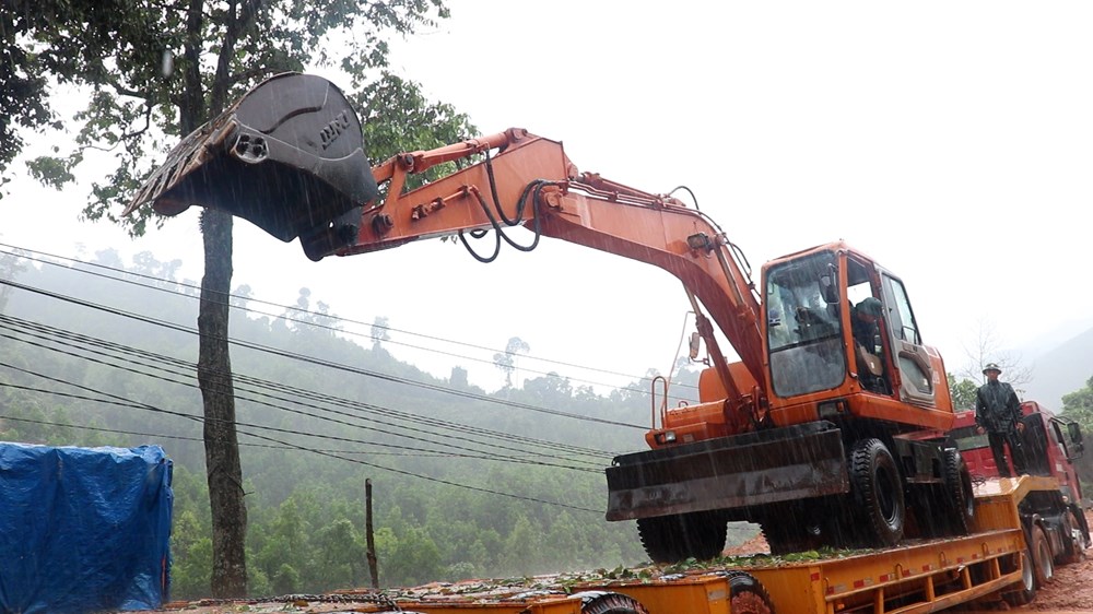 Công binh Khu 5 mở đường giữa mưa lũ, tiếp cận vùng cô lập  - ảnh 11