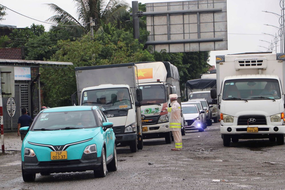 Điều tiết phương tiện lưu thông trên Quốc lộ 1A đoạn đường dẫn cao tốc Đà Nẵng - Quảng Ngãi - ảnh 2