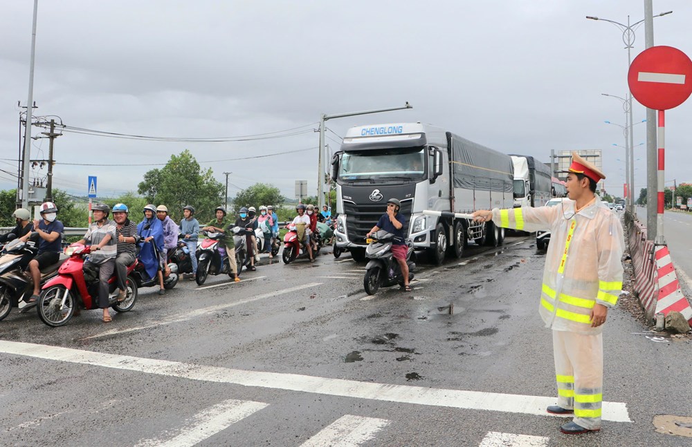 Điều tiết phương tiện lưu thông trên Quốc lộ 1A đoạn đường dẫn cao tốc Đà Nẵng - Quảng Ngãi - ảnh 3