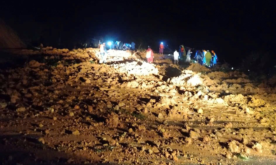 Xuyên đêm băng rừng vượt mưa gió, sạt lở đưa người dân đi cấp cứu - ảnh 2