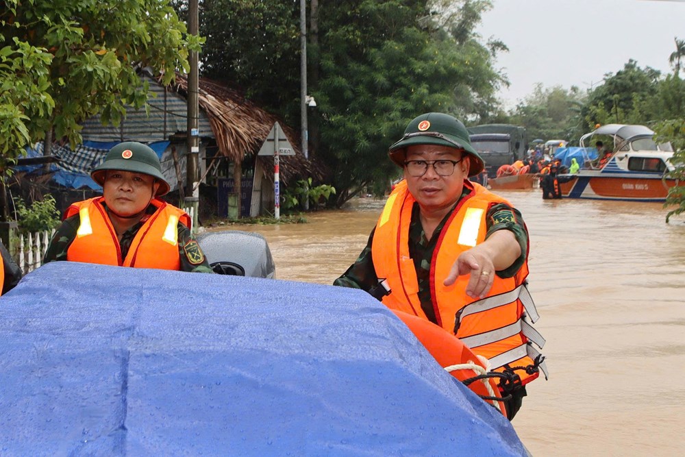 Bộ đội “băng rừng, vượt lũ” cứu dân giữa tâm mưa lũ miền Trung  - ảnh 9