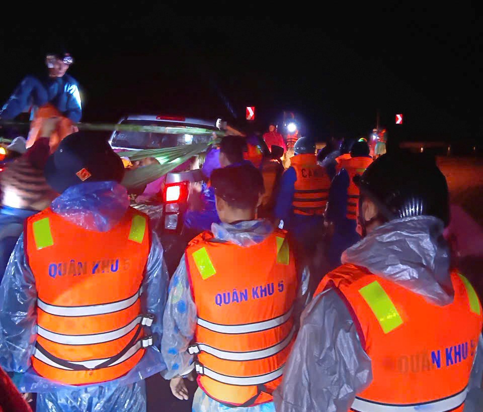 Xuyên đêm băng rừng vượt mưa gió, sạt lở đưa người dân đi cấp cứu - ảnh 4