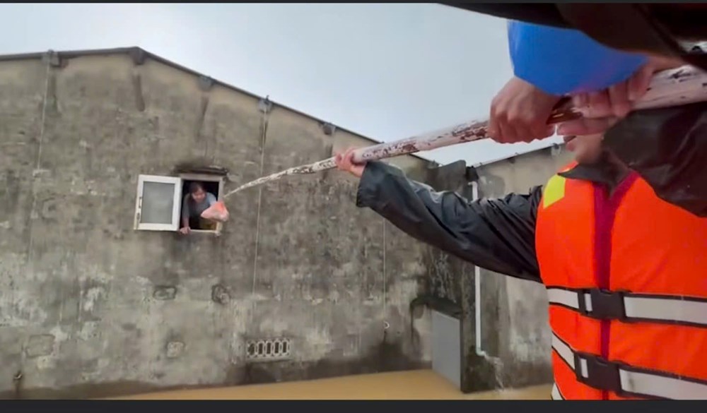 Bộ đội “băng rừng, vượt lũ” cứu dân giữa tâm mưa lũ miền Trung  - ảnh 4