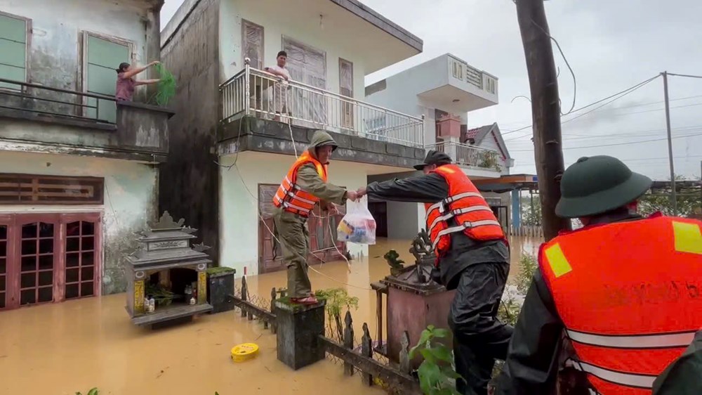 Bộ đội “băng rừng, vượt lũ” cứu dân giữa tâm mưa lũ miền Trung  - ảnh 3