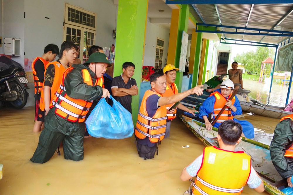 Bộ đội “băng rừng, vượt lũ” cứu dân giữa tâm mưa lũ miền Trung  - ảnh 5