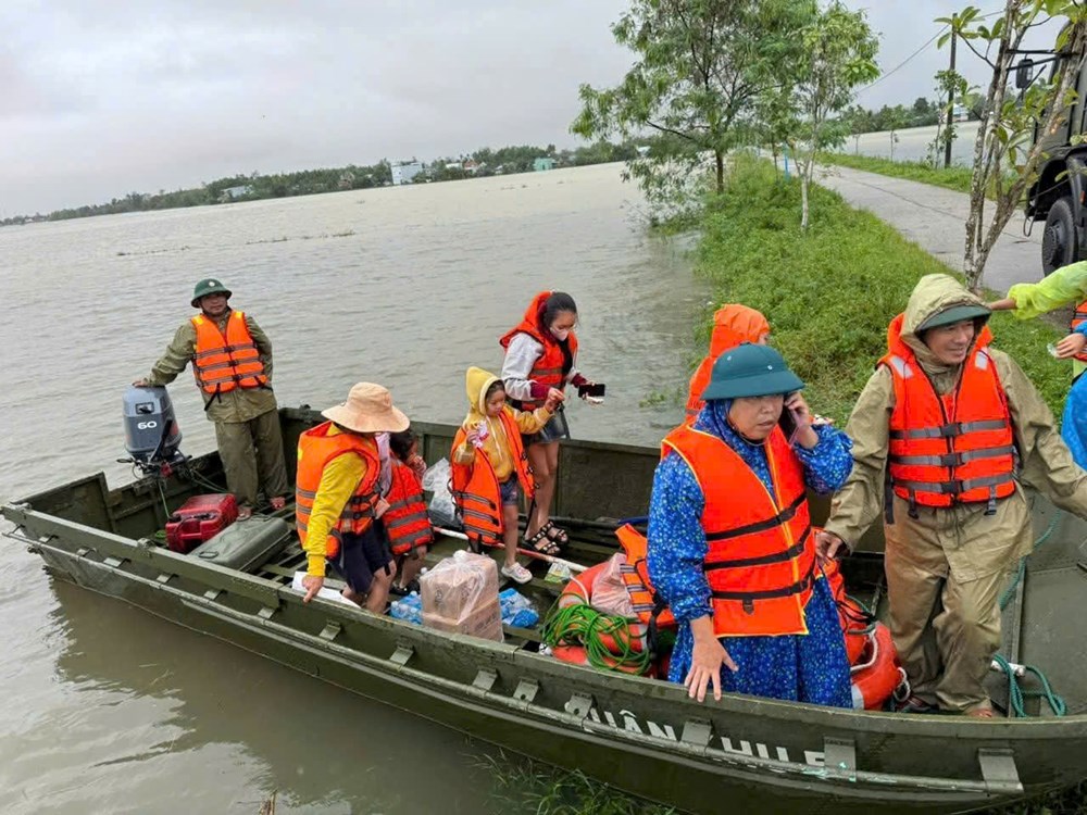 Bộ đội “băng rừng, vượt lũ” cứu dân giữa tâm mưa lũ miền Trung  - ảnh 2