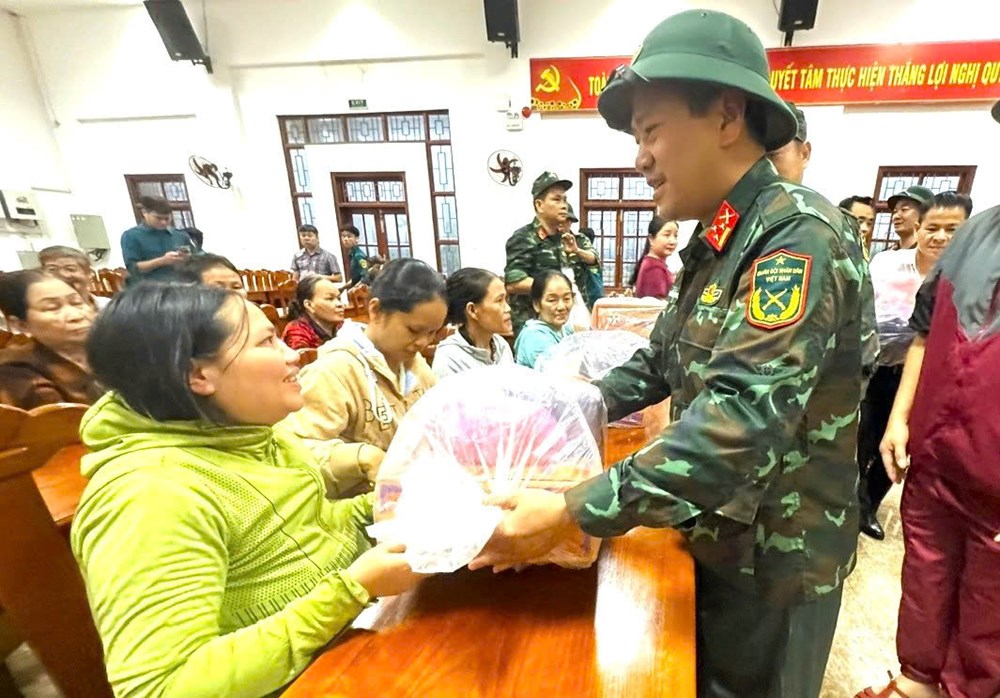 Bộ đội “băng rừng, vượt lũ” cứu dân giữa tâm mưa lũ miền Trung  - ảnh 14