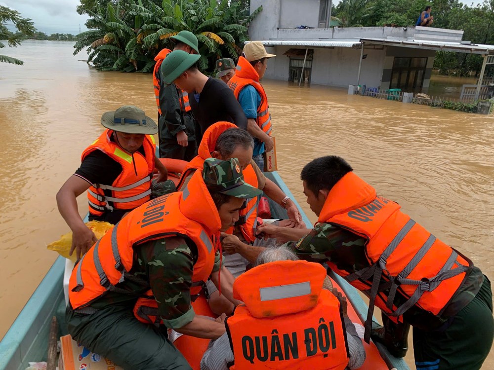 Bộ đội “băng rừng, vượt lũ” cứu dân giữa tâm mưa lũ miền Trung  - ảnh 6