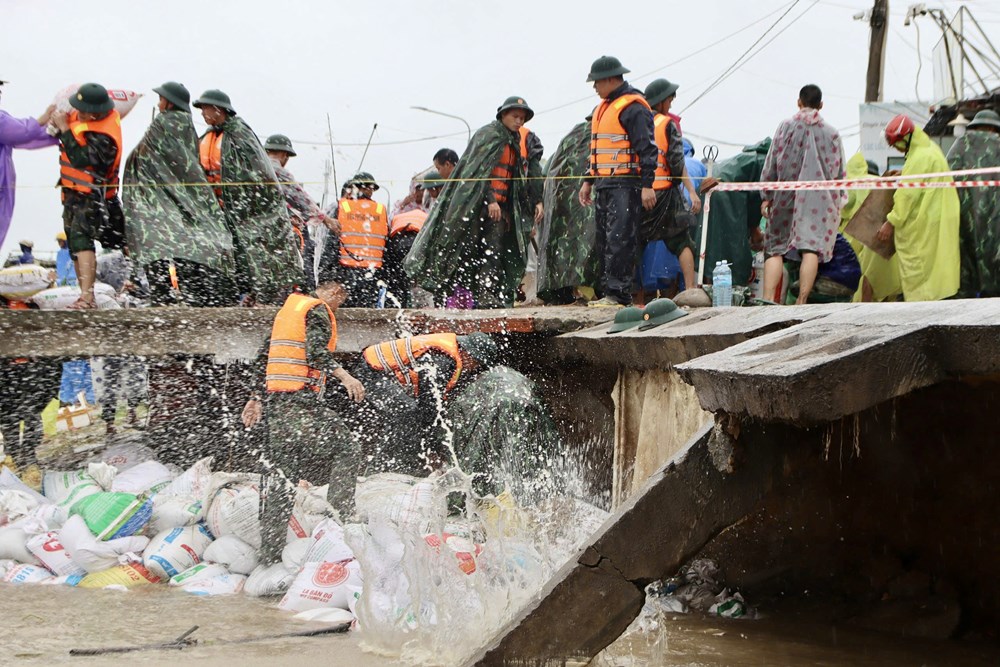Bộ đội “băng rừng, vượt lũ” cứu dân giữa tâm mưa lũ miền Trung  - ảnh 7