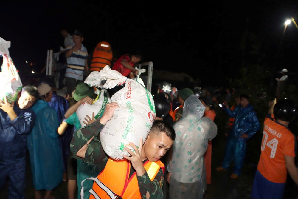 Bộ đội “băng rừng, vượt lũ” cứu dân giữa tâm mưa lũ miền Trung  - ảnh 8