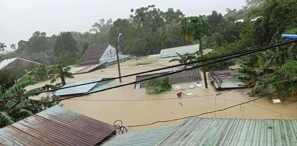 Bộ đội “băng rừng, vượt lũ” cứu dân giữa tâm mưa lũ miền Trung  - ảnh 1