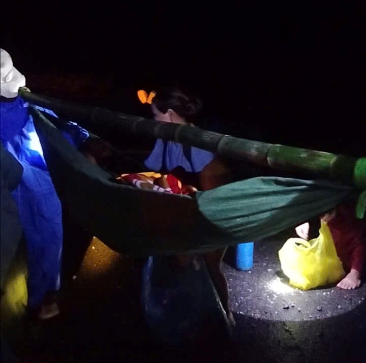 Xuyên đêm băng rừng vượt mưa gió, sạt lở đưa người dân đi cấp cứu - ảnh 3