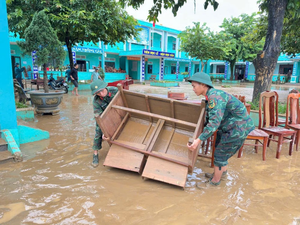 Giúp dân dọn dẹp, khắc phục hậu quả mưa lũ - ảnh 10