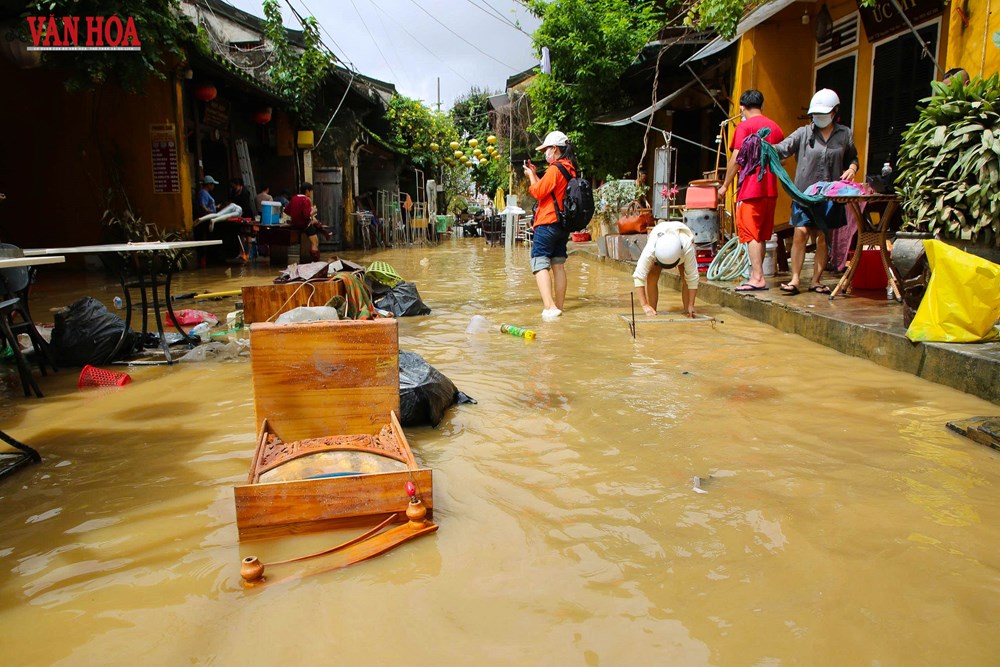 Phố cổ Hội An ngổn ngang rác thải, bùn non sau trận lũ lịch sử - ảnh 9