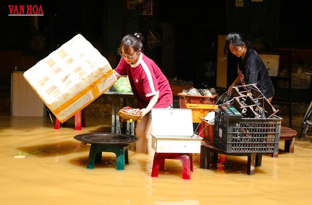 Phố cổ Hội An ngổn ngang rác thải, bùn non sau trận lũ lịch sử - ảnh 14