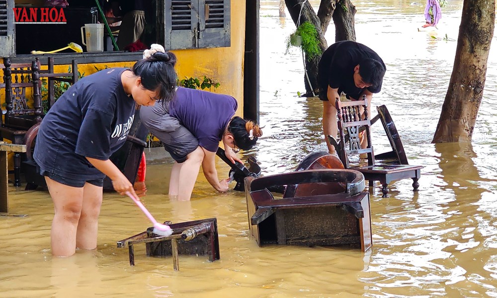 Phố cổ Hội An ngổn ngang rác thải, bùn non sau trận lũ lịch sử - ảnh 15