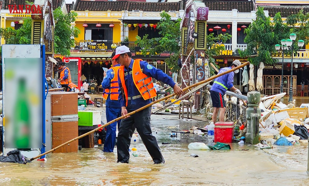 Phố cổ Hội An ngổn ngang rác thải, bùn non sau trận lũ lịch sử - ảnh 5