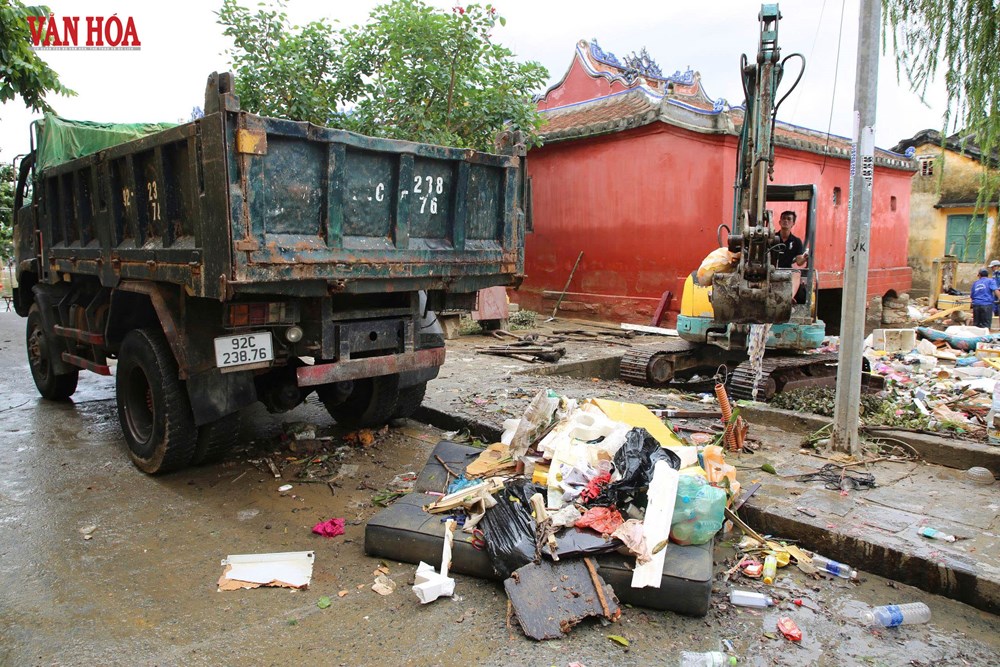 Phố cổ Hội An ngổn ngang rác thải, bùn non sau trận lũ lịch sử - ảnh 8