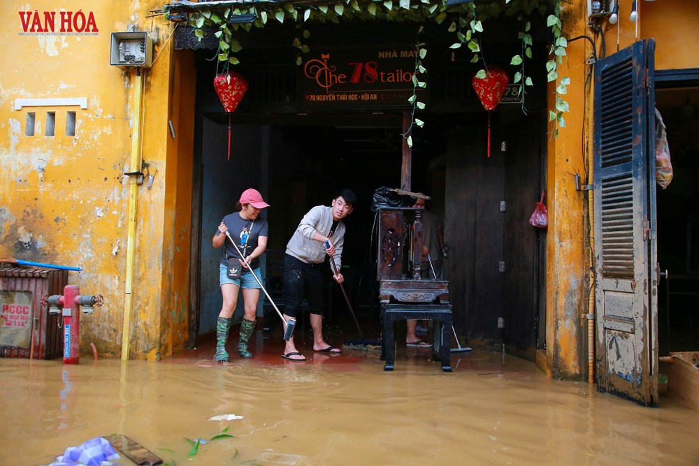 Phố cổ Hội An ngổn ngang rác thải, bùn non sau trận lũ lịch sử - ảnh 16