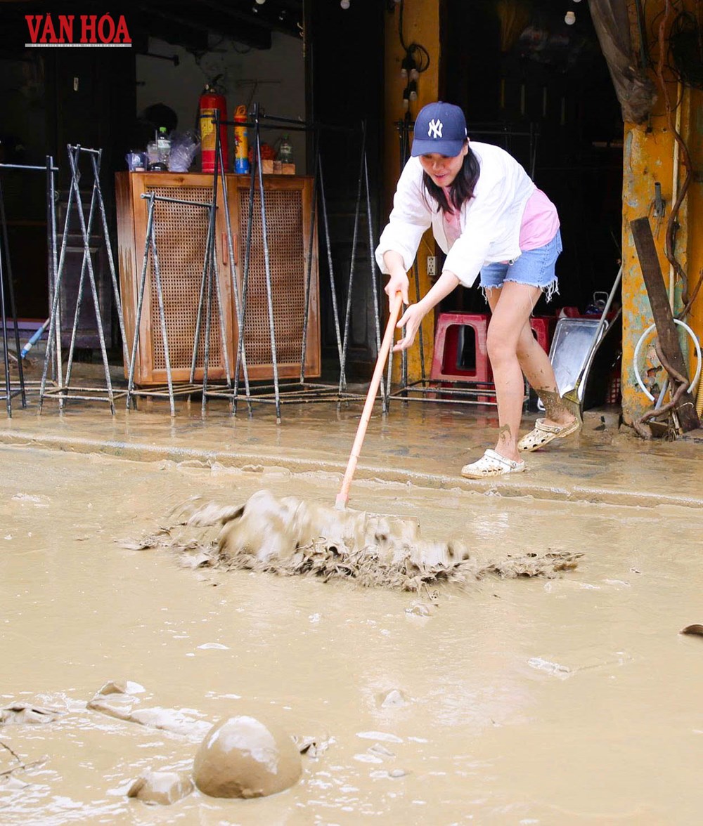 Phố cổ Hội An ngổn ngang rác thải, bùn non sau trận lũ lịch sử - ảnh 13