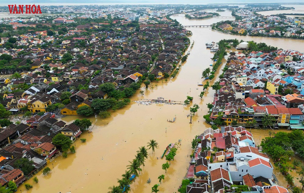 Phố cổ Hội An ngổn ngang rác thải, bùn non sau trận lũ lịch sử - ảnh 1