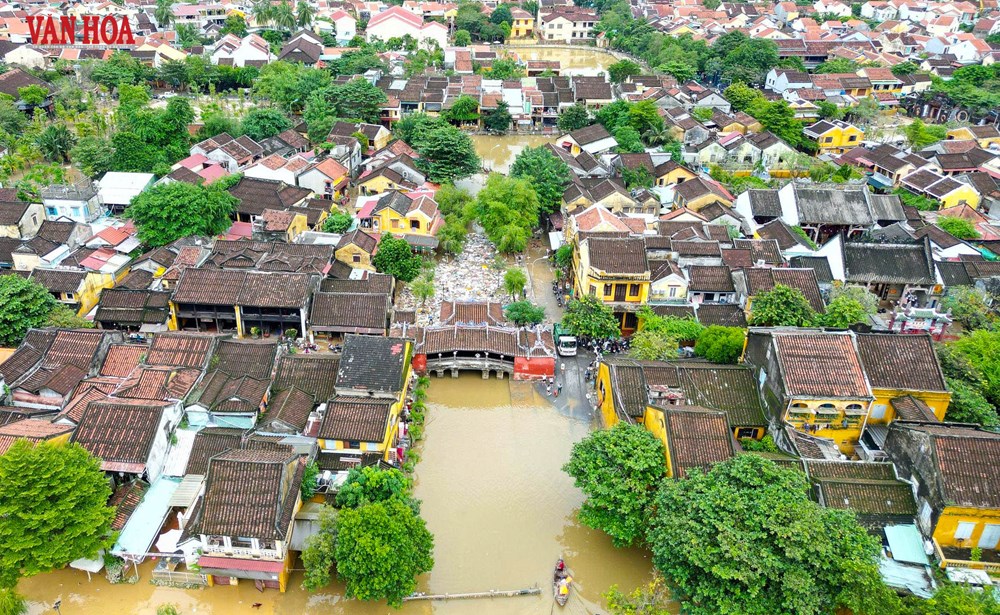 Phố cổ Hội An ngổn ngang rác thải, bùn non sau trận lũ lịch sử - ảnh 2