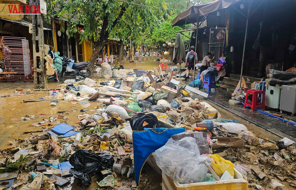Phố cổ Hội An ngổn ngang rác thải, bùn non sau trận lũ lịch sử - ảnh 6