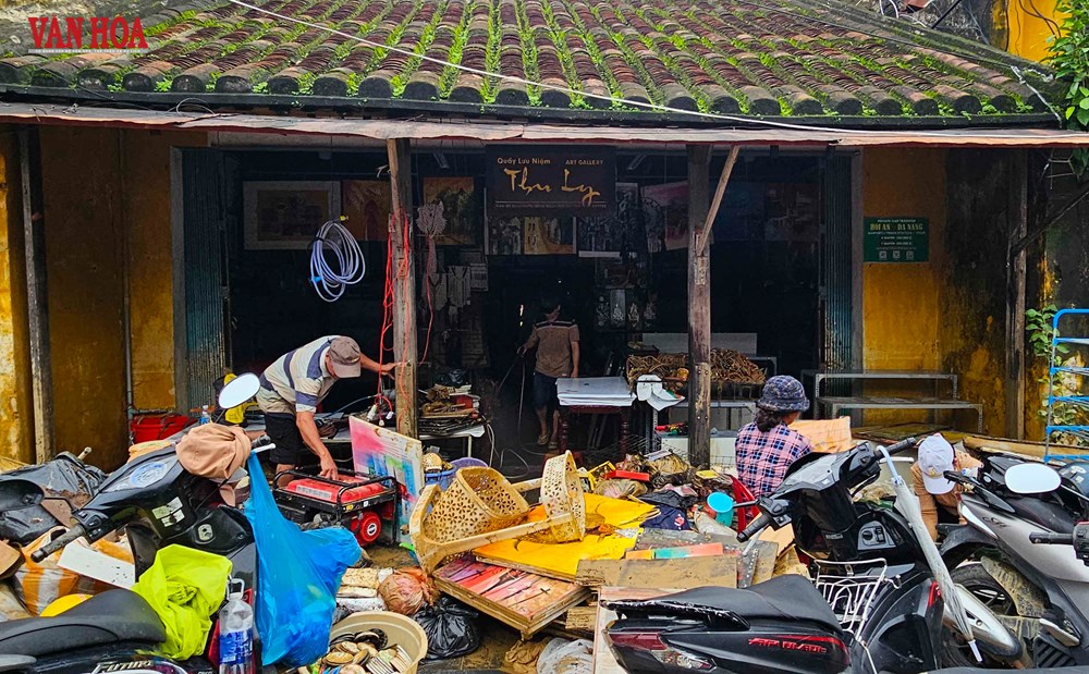 Phố cổ Hội An ngổn ngang rác thải, bùn non sau trận lũ lịch sử - ảnh 11