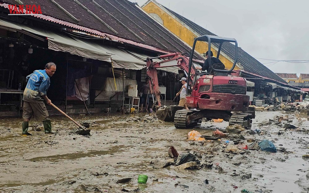 Phố cổ Hội An ngổn ngang rác thải, bùn non sau trận lũ lịch sử - ảnh 12