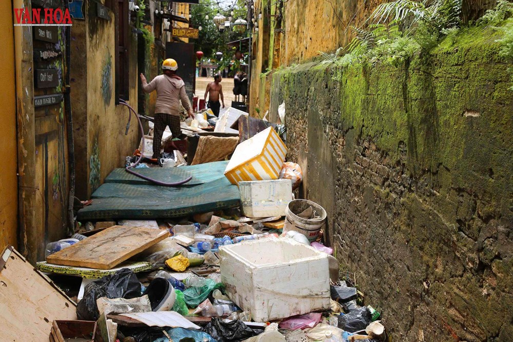 Phố cổ Hội An ngổn ngang rác thải, bùn non sau trận lũ lịch sử - ảnh 10