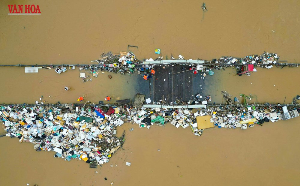 Phố cổ Hội An ngổn ngang rác thải, bùn non sau trận lũ lịch sử - ảnh 4