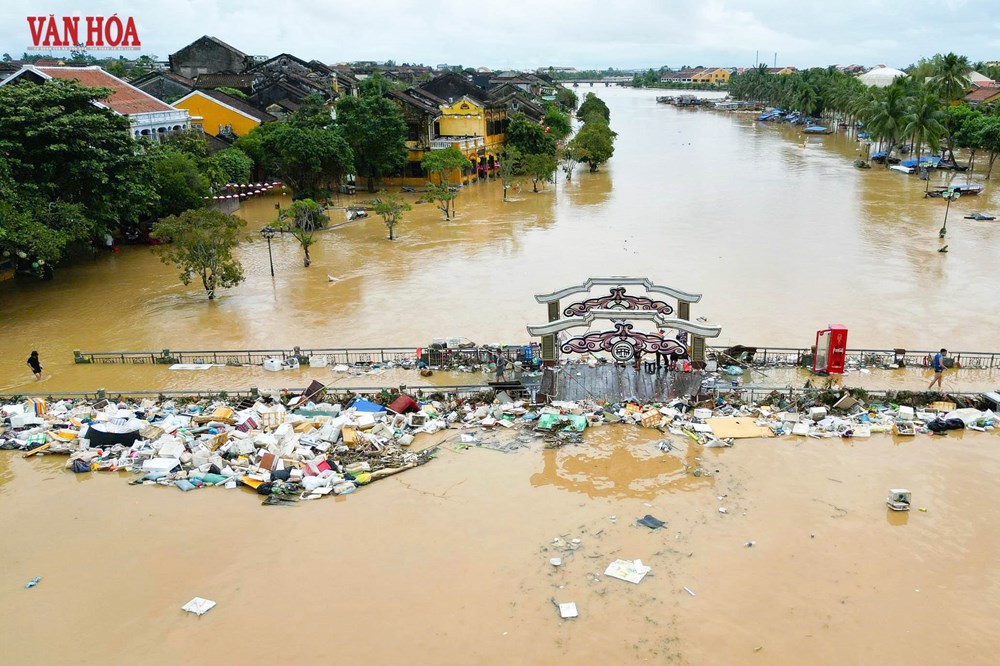 Phố cổ Hội An ngổn ngang rác thải, bùn non sau trận lũ lịch sử - ảnh 3