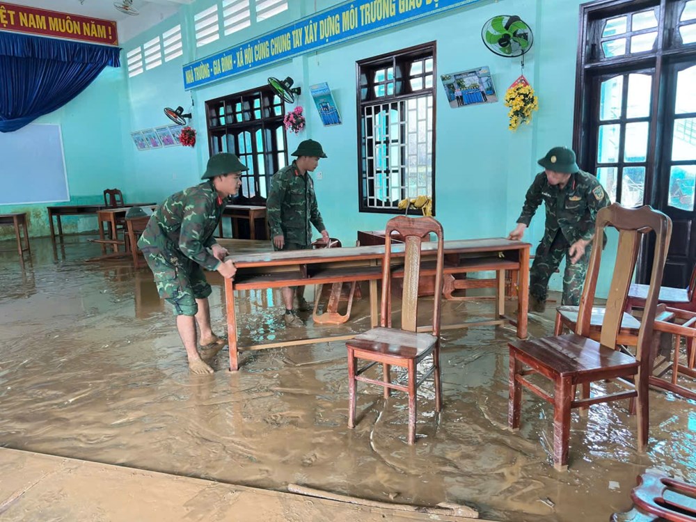 Giúp dân dọn dẹp, khắc phục hậu quả mưa lũ - ảnh 8