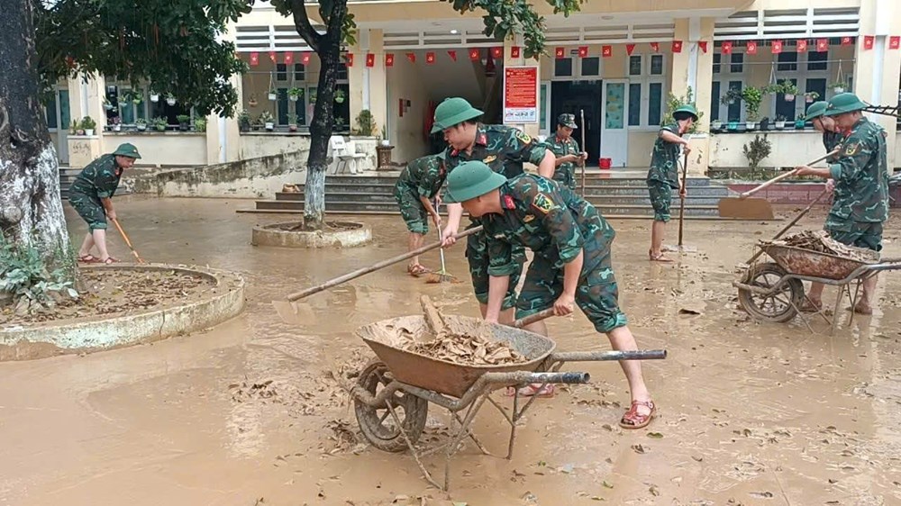 Giúp dân dọn dẹp, khắc phục hậu quả mưa lũ - ảnh 1