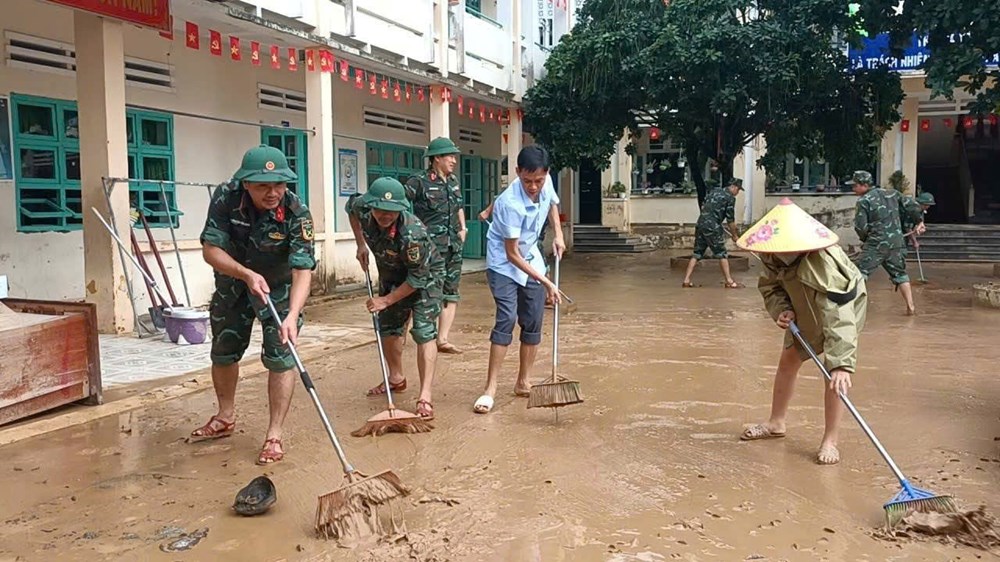 Giúp dân dọn dẹp, khắc phục hậu quả mưa lũ - ảnh 3