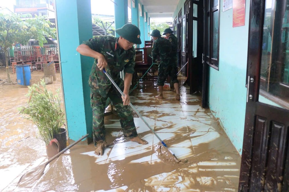 Giúp dân dọn dẹp, khắc phục hậu quả mưa lũ - ảnh 11