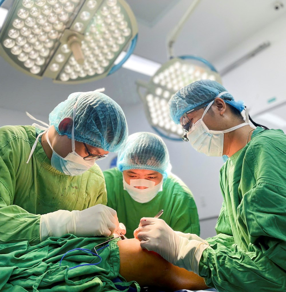 Kịp thời cứu cánh tay bé trai 7 tuổi bị đứt động mạch do tai nạn hy hữu - ảnh 1