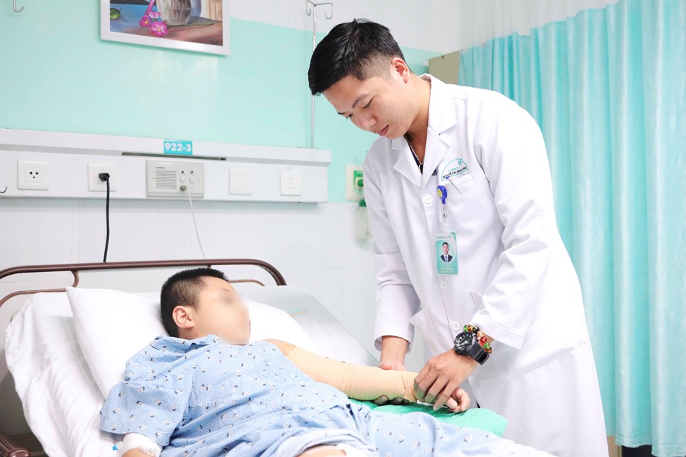 Kịp thời cứu cánh tay bé trai 7 tuổi bị đứt động mạch do tai nạn hy hữu - ảnh 2