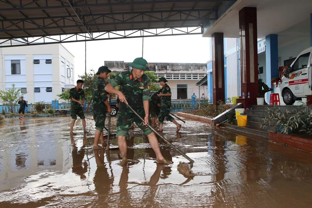 Giúp dân dọn dẹp, khắc phục hậu quả mưa lũ - ảnh 6
